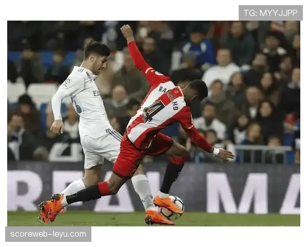 赫罗纳中场强势拦截筑稳防线,助力球队稳健突破 赫罗纳中场强势拦截筑稳防线,助力球队稳健突破