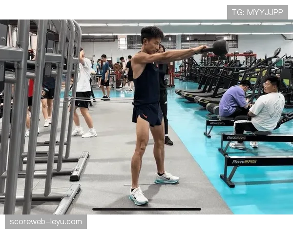 吴向东训练完直接去超市买打折菜，这反差谁懂