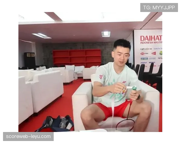 郑思维训练完直接啃鸡腿，这自律和放纵切换得也太丝滑了